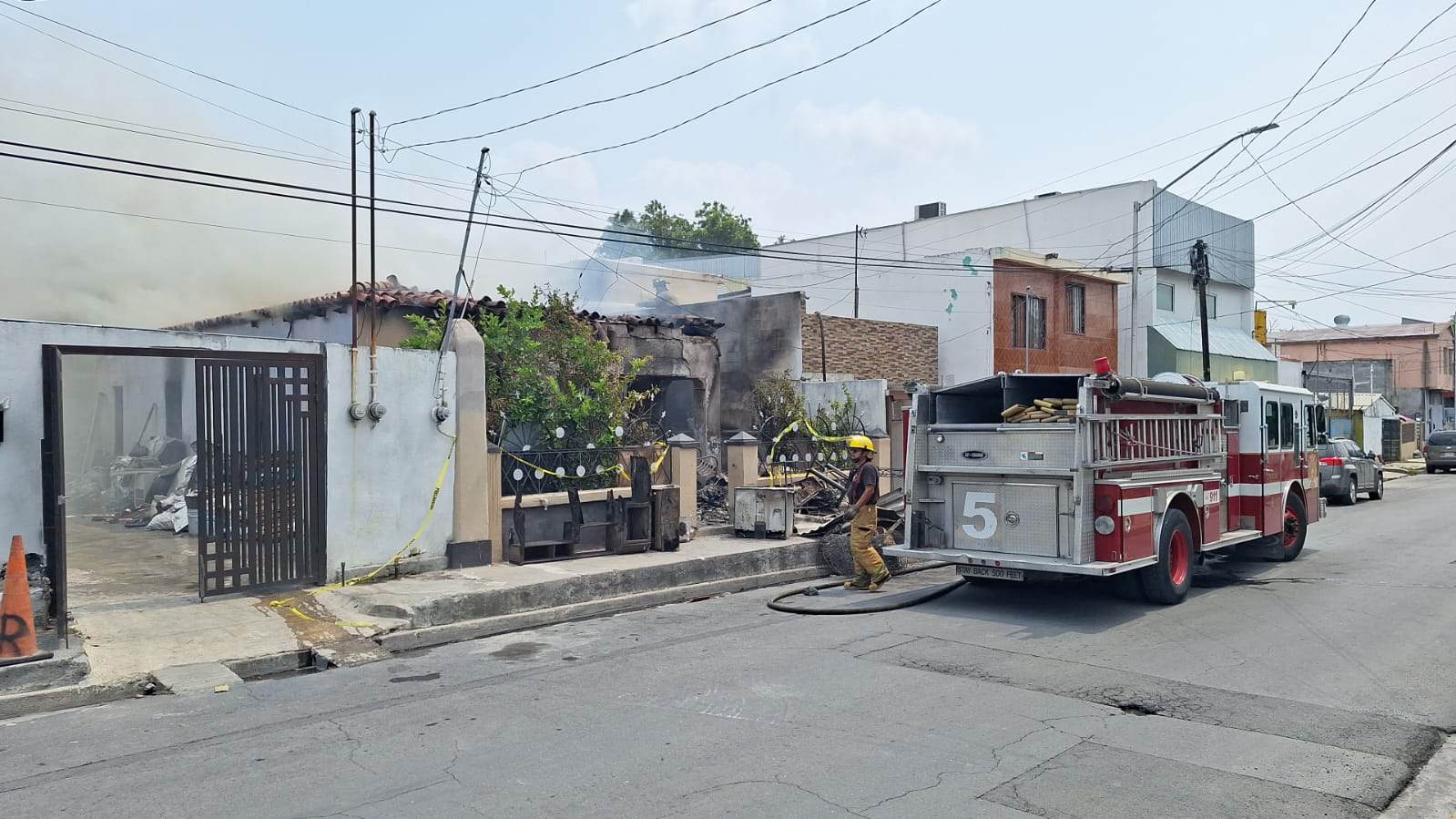 El incendio de un domicilio deshabitado en el centro de Guadalupe, movilizó a las autoridades, sin que se reportaran lesionados.