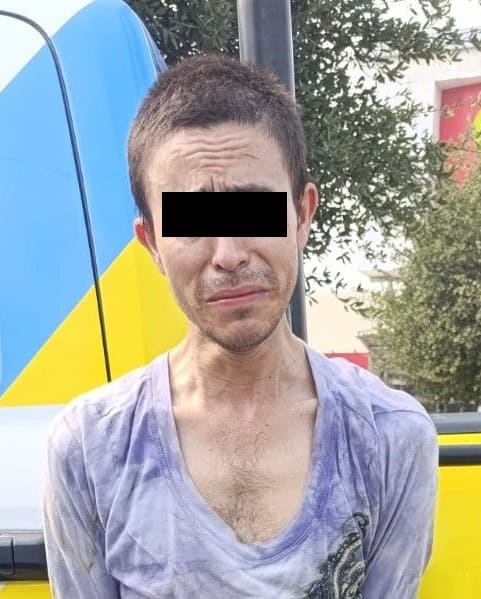Tras una persecución, un hombre fue detenido por oficiales de la Policía de Monterrey en la Colonia Central, al presuntamente circular a bordo de una motocicleta con reporte de robo simple vigente.