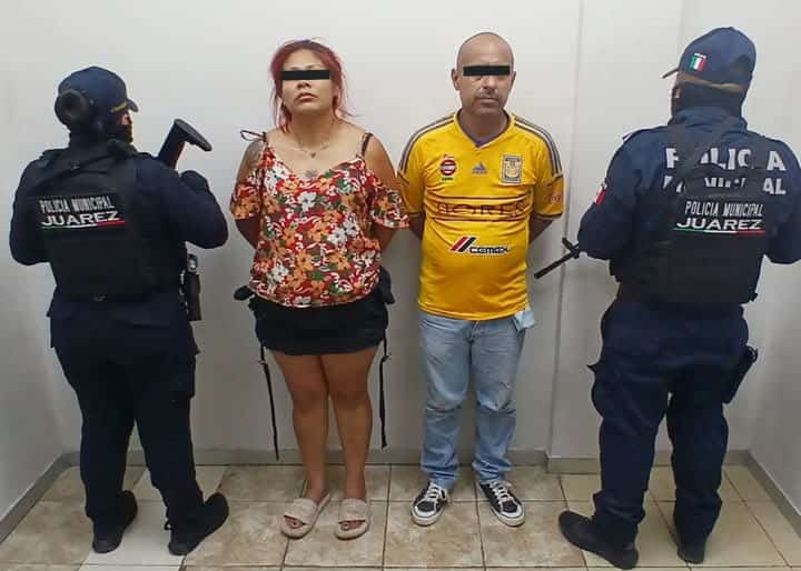 En posesión de un arma de fuego y droga, un hombre y una mujer que viajaban en una camioneta, la cual traía las luces pagadas, fueron arrestados por elementos de Seguridad Pública de Juárez.