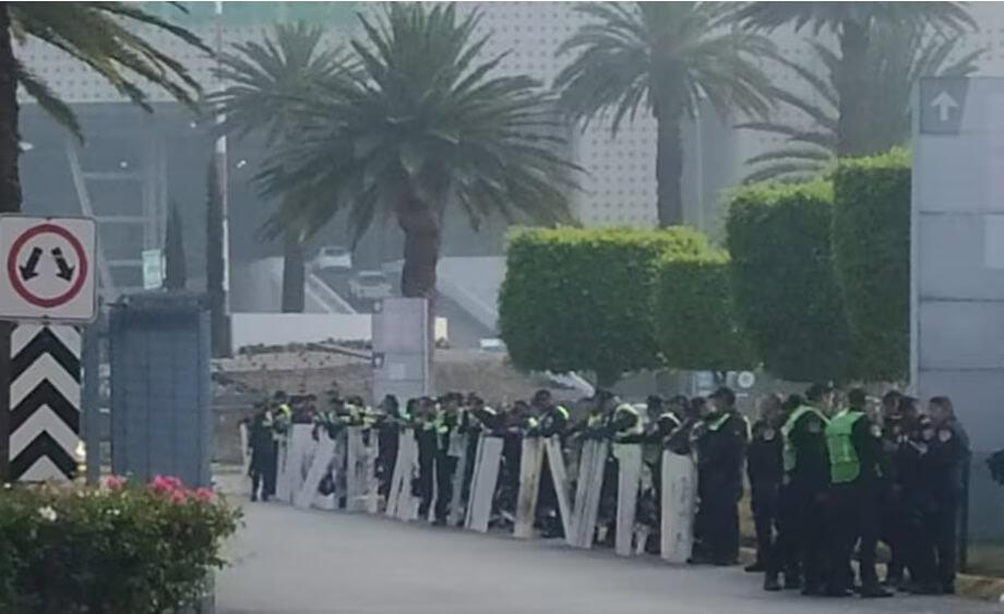 Policías establecen dispositivo de seguridad en el AICM Policías establecen dispositivo de seguridad en el AICM