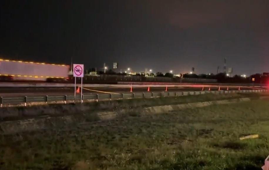 Un hombre, al parecer en situación de calle, murió la noche del miércoles arrollado por varios vehículos, en el Anillo Periférico, a unos metros de un puente peatonal, en la Colonia San Javier, municipio de Pesquería.