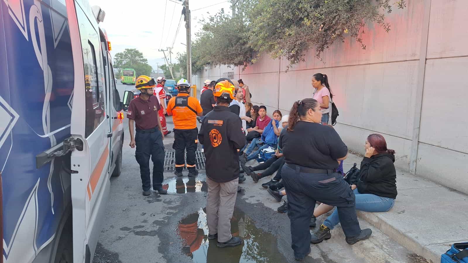 La volcadura de un transporte de personal dejó más de 20 lesionados, ayer en la Carretera a Monclova y Anillo Periférico, en Escobedo, dándose a la fuga el operador.