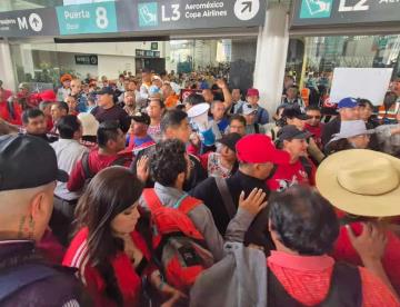 Maestros de la CNTE amagan con instalar plantón en el AICM