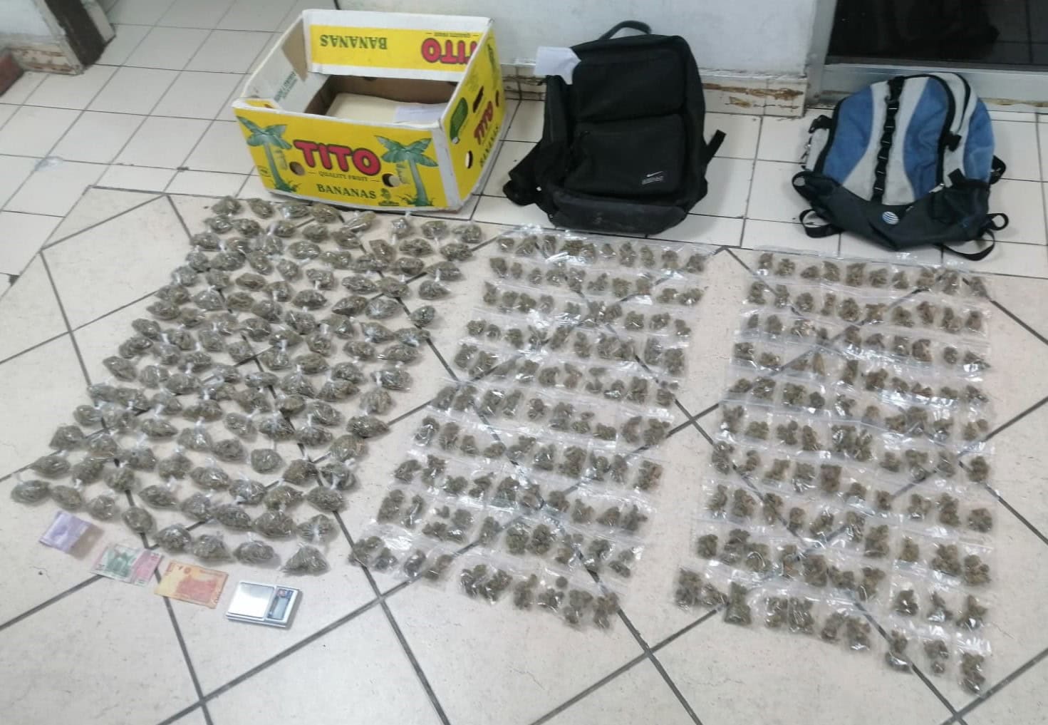 Tres jóvenes fueron detenidos por oficiales de la Policía de Monterrey, luego de que les encontraron 320 envoltorios de marihuana al interior de una caja de fruta y dos mochilas, en el centro de la ciudad.