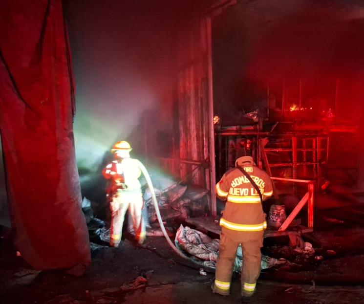 Arde fábrica en Apodaca Arde fábrica en Apodaca