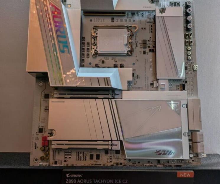 GIGABYTE apuesta por memorias CAMM2 en su placa base más avanzada GIGABYTE apuesta por memorias CAMM2 en su placa base más avanzada