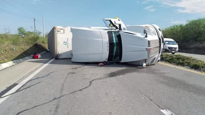 Vuelca tráiler en Montemorelos Vuelca tráiler en Montemorelos
