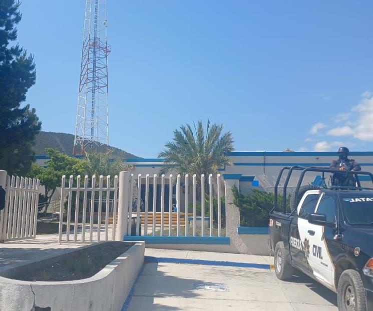 Reanima policía a niña que cae a cubeta Reanima policía a niña que cae a cubeta
