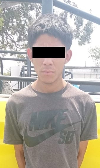 Un joven fue detenido por oficiales de la Policía de Monterrey, al encontrarle en su poder una bolsa con hierba verde similar a la mariguana; además, es investigado por diversos robos a persona y pertenencias al interior de vehículos.