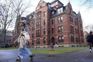 Bloquean plan para excluir a extranjeros de Harvard