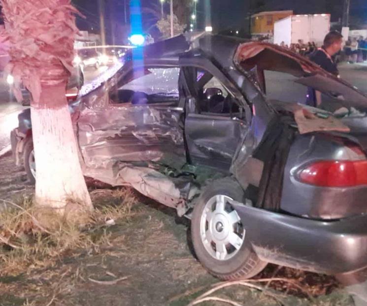 Muere conductor tras ser chocado y estrellamiento en García Muere conductor tras ser chocado y estrellamiento en García