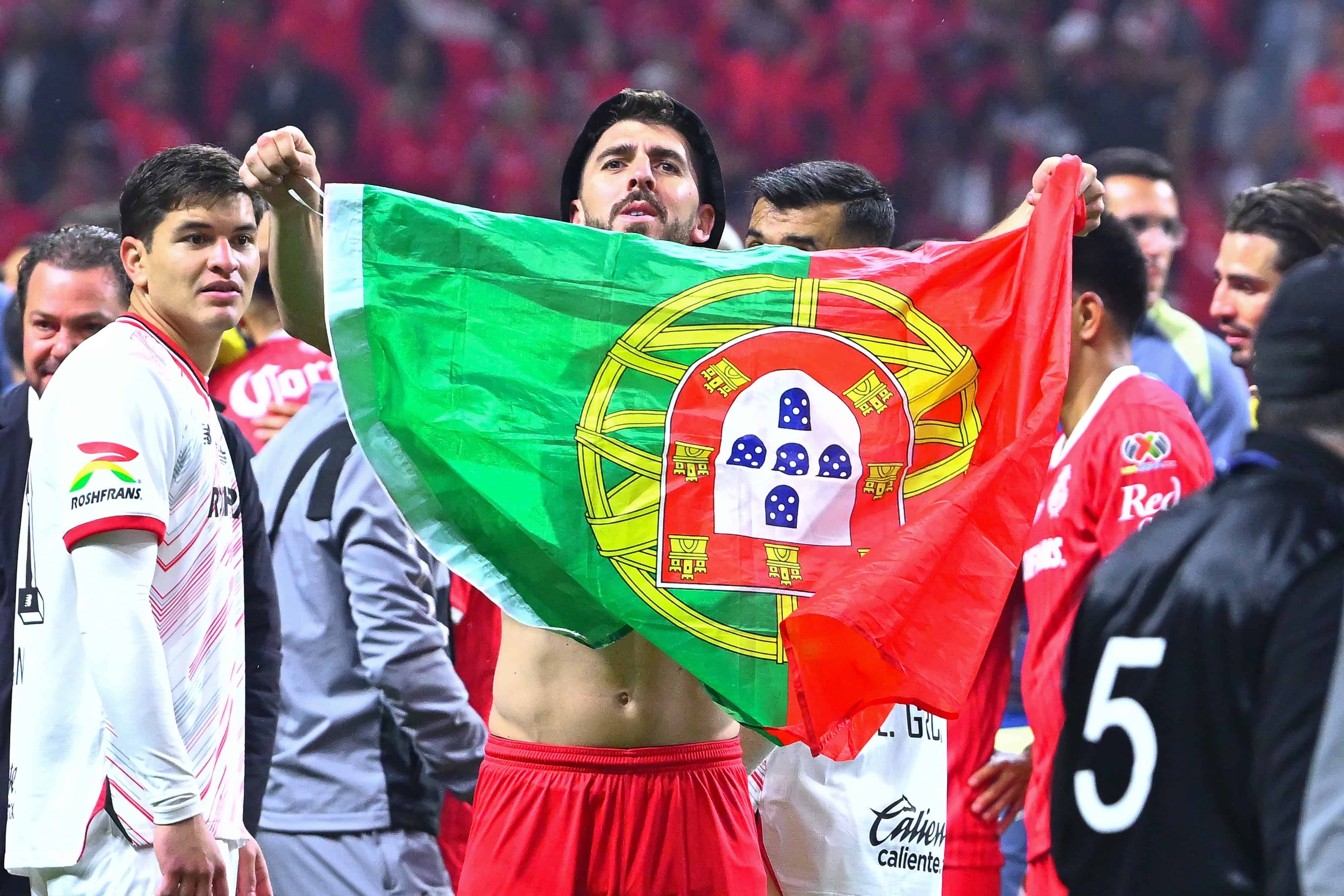Paulinho festejando.