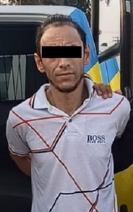 Un hombre originario de Honduras fue detenido por oficiales de la Policía de Monterrey, cuando discutía con otro masculino, y tras capturarlo, le encontraron 15 bolsas con hierba verde con las características de la mariguana, y un arma tipo escuadra, en la Colonia Industrial.