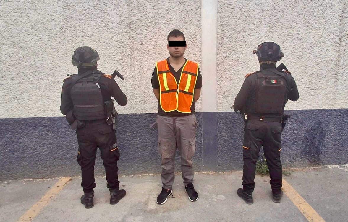 Luego de amenazar a otras personas con un arma de fuego durante una riña, un presunto generador de violencia fue detenido la madrugada de ayer al sur de Monterrey.