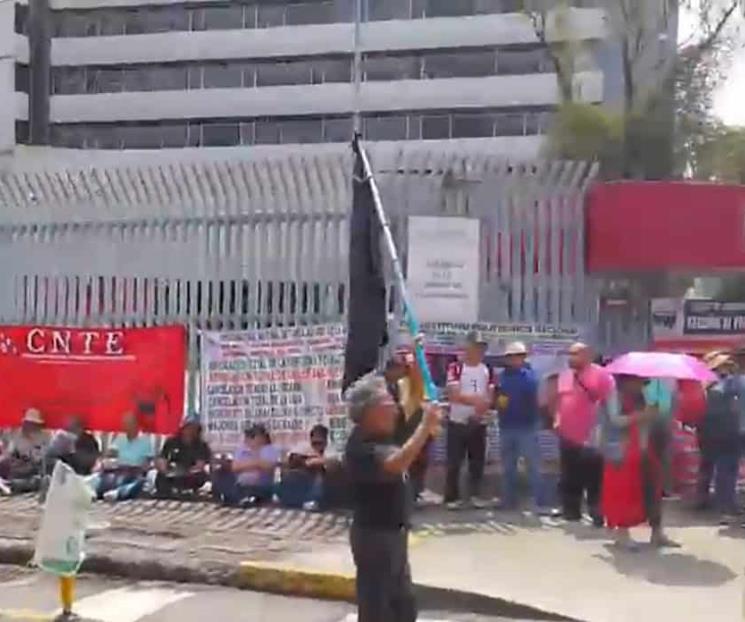 Bloquea CNTE oficinas de Afores en la CDMX Bloquea CNTE oficinas de Afores en la CDMX