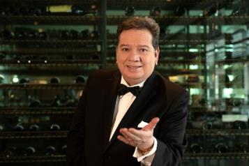 Hospitalizan a Coque Muñiz por Covid-19