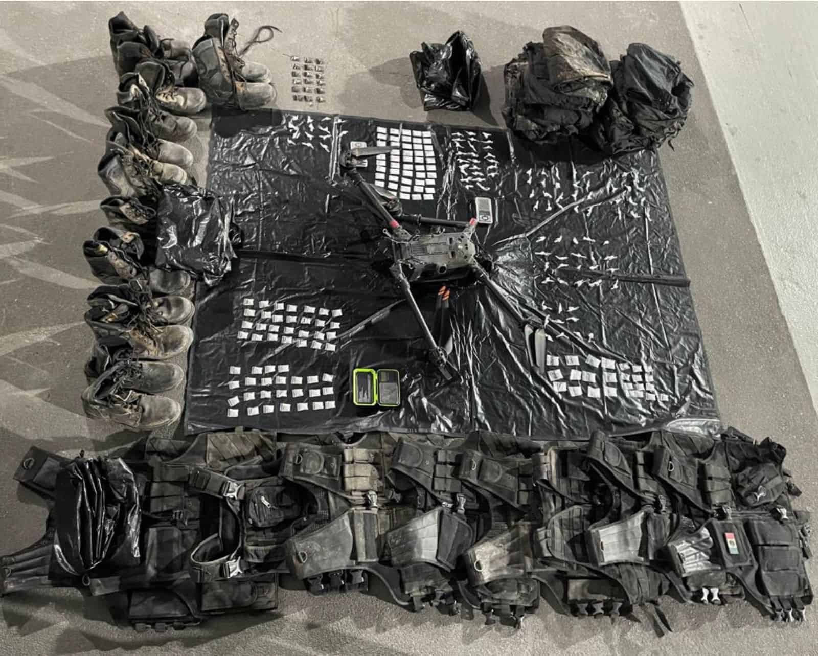 En un operativo realizado por Fuerza Civil en la Colonia Independencia, al sur de Monterrey, se detuvo a 13 personas, entre hombres y mujeres en posesión de droga y otros objetos ilícitos.
