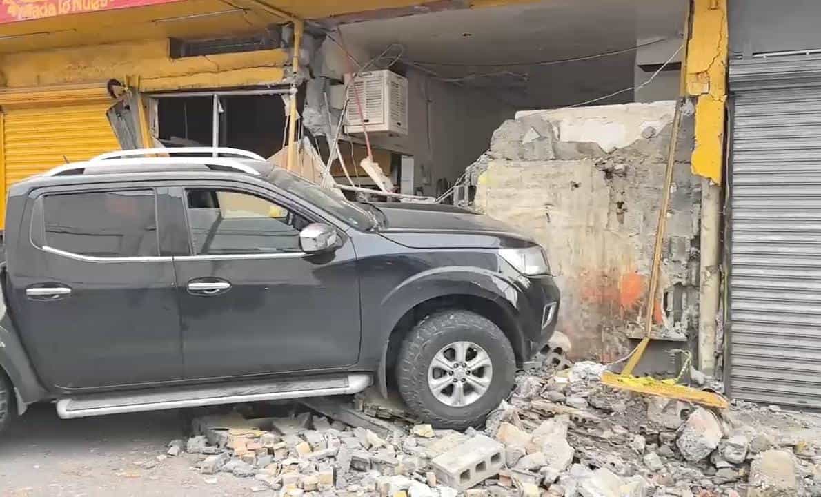 A unas horas de que un transporte urbano de la Ruta 109 chocara contra una camioneta y se estrellara contra un negocio de venta de pollo, otro accidente se registró en el lugar, donde un vehículo terminó impactado en el mismo establecimiento, en el centro de la ciudad.