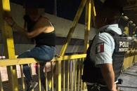 Rescatan a mujer en puente Rescatan a mujer en puente