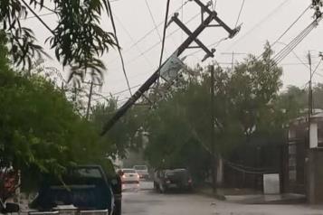 Azota tormenta a Sabinas; colapsa el techo de centro comercial