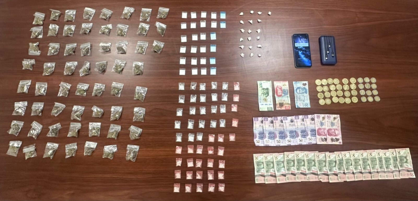 Cuando caminaba por las calles de Colegio Civil y Aramberri, un venezolano fue detenido por oficiales de la Policía de Monterrey, luego que presuntamente le encontraran 154 bolsas de plástico que contenían diversas sustancias y hierba verde, similares a la cocaína, mariguana y cristal.