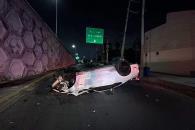 Cae auto de puente en Av. Rangel Frías Cae auto de puente en Av. Rangel Frías