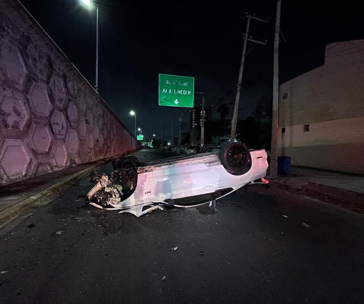Cae auto de puente en Av. Rangel Frías Cae auto de puente en Av. Rangel Frías