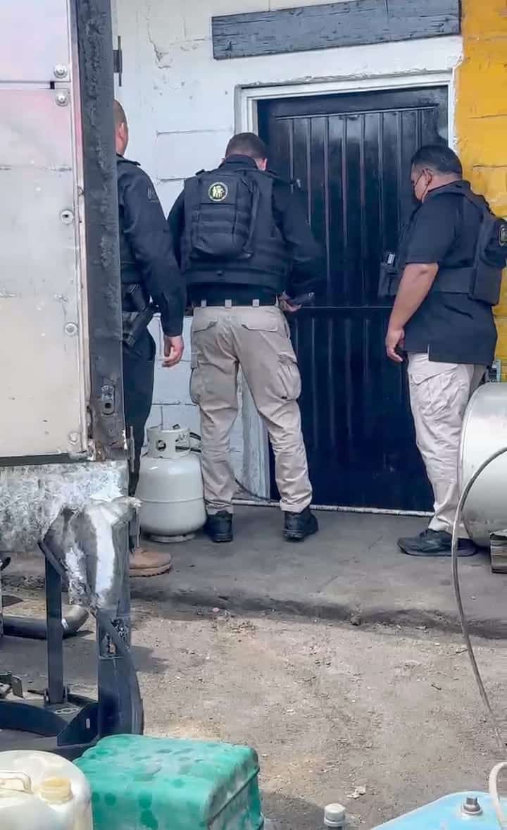 En el cateo a una pensión de tráileres, un tractocamión y una caja seca con reporte de robo, fueron recuperados por elementos de la Agencia Estatal de Investigaciones, en la Colonia Del Norte, en Monterrey.