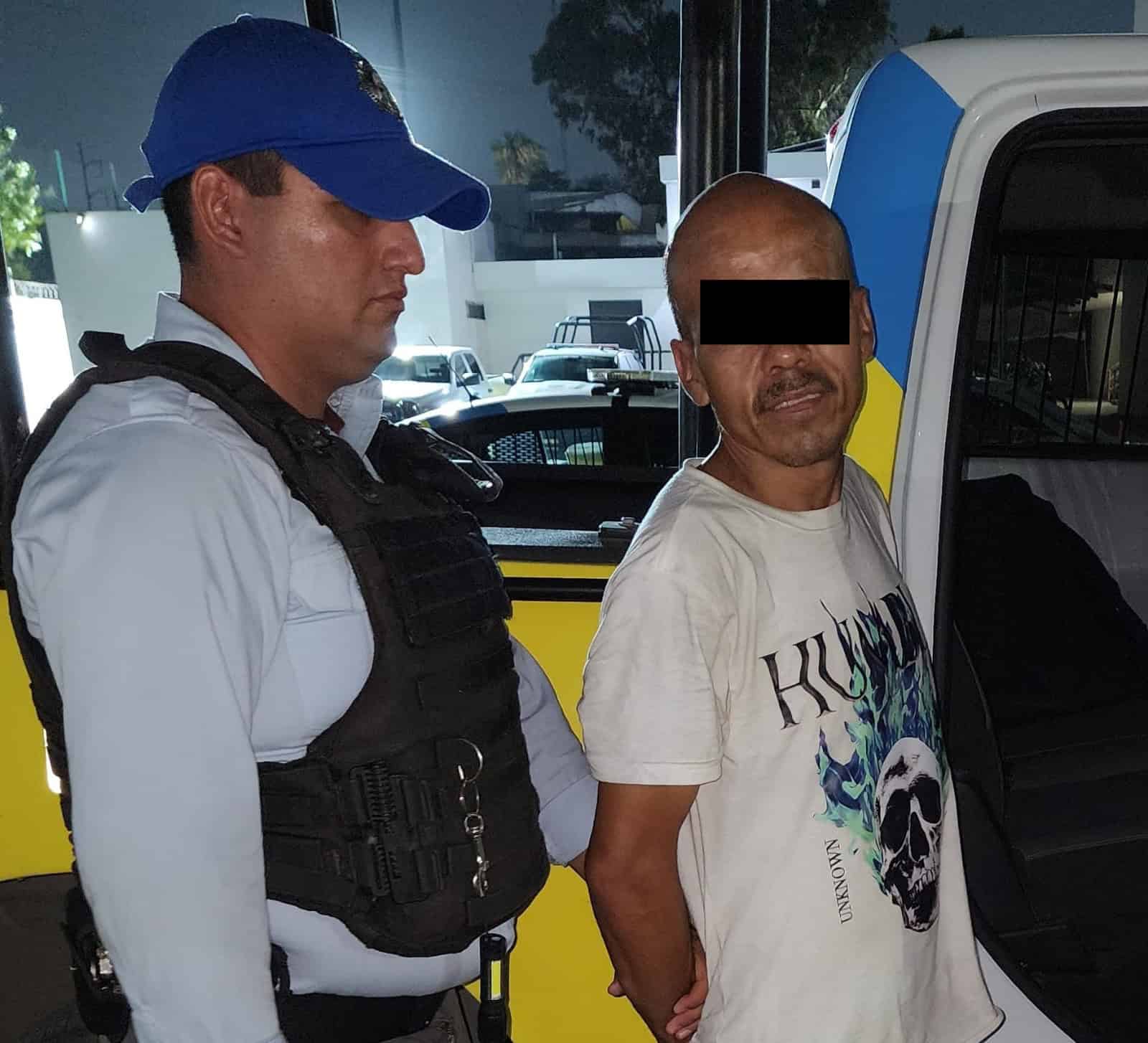 El presunto responsable de una serie de robos a transeúntes que se quedan dormidos en el centro de Monterrey, así como a domicilios, fue detenido por elementos de la policía municipal, luego de que le encontraron droga en su poder.