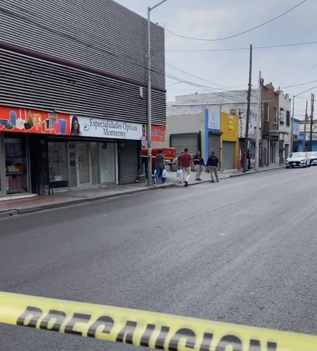 Agentes ministeriales y oficiales municipales catearon un negocio de venta de vehículos, reteniendo al personal, en el centro de Monterrey.