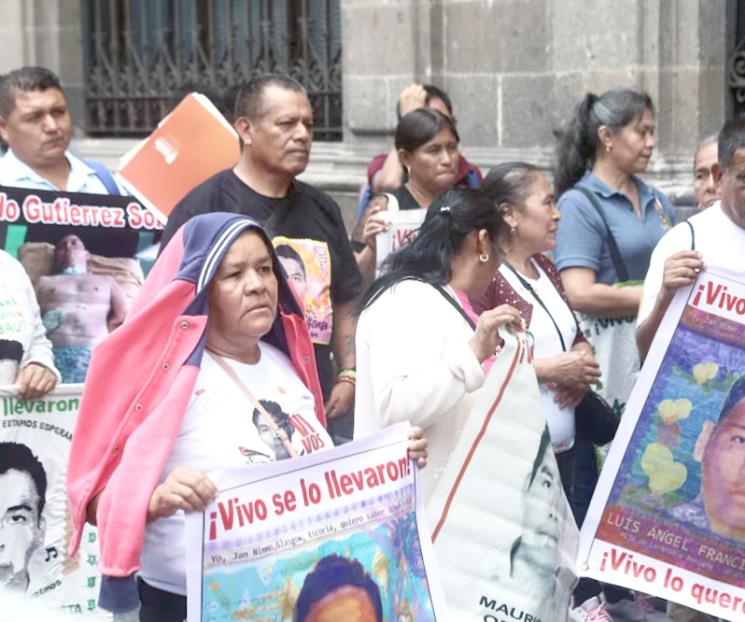 Exigen la renuncia del fiscal del caso Ayotzinapa Exigen la renuncia del fiscal del caso Ayotzinapa