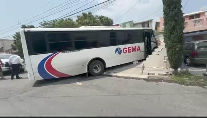 Al menos un lesionado y daños materiales, dejó el estrellamiento de un Transporte de Personal contra un domicilio, la tarde de ayer en el municipio de Santa Catarina.