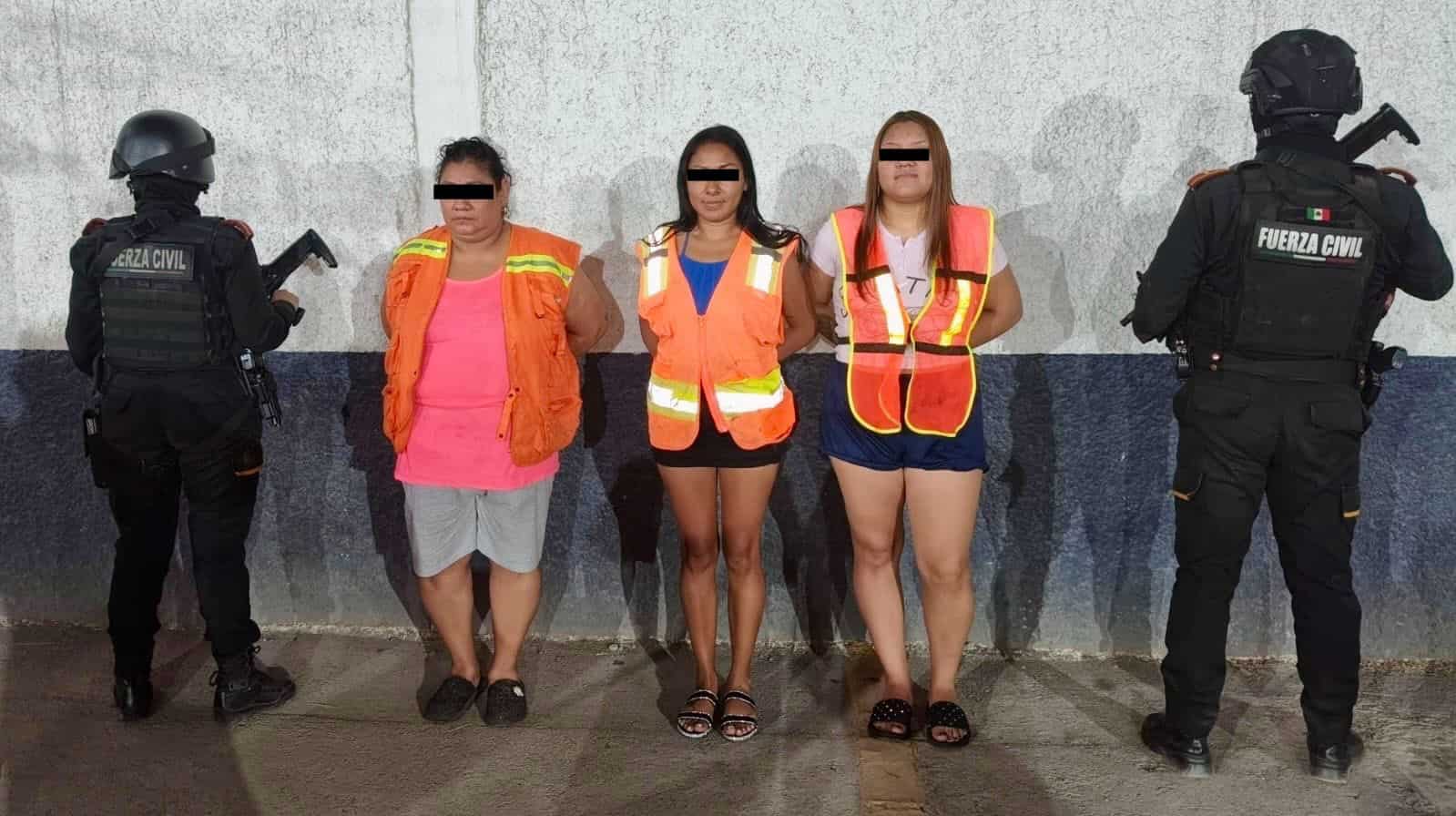 Tres mujeres con un arma larga y cuatro cargadores abastecidos, fueron arrestadas por elementos del Grupo de Coordinación Metropolitana, la noche del lunes al norte del municipio de Monterrey.