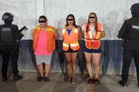 Caen tres mujeres con arma larga Caen tres mujeres con arma larga