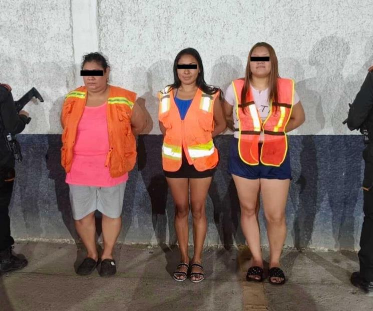 Caen tres mujeres con arma larga Caen tres mujeres con arma larga