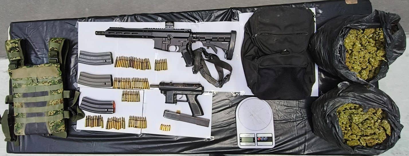 Con un arma larga en su poder, así como cargadores y municiones, fue arrestado un joven por elementos del Grupo de Coordinación Metropolitana,  en el municipio de El Carmen.
