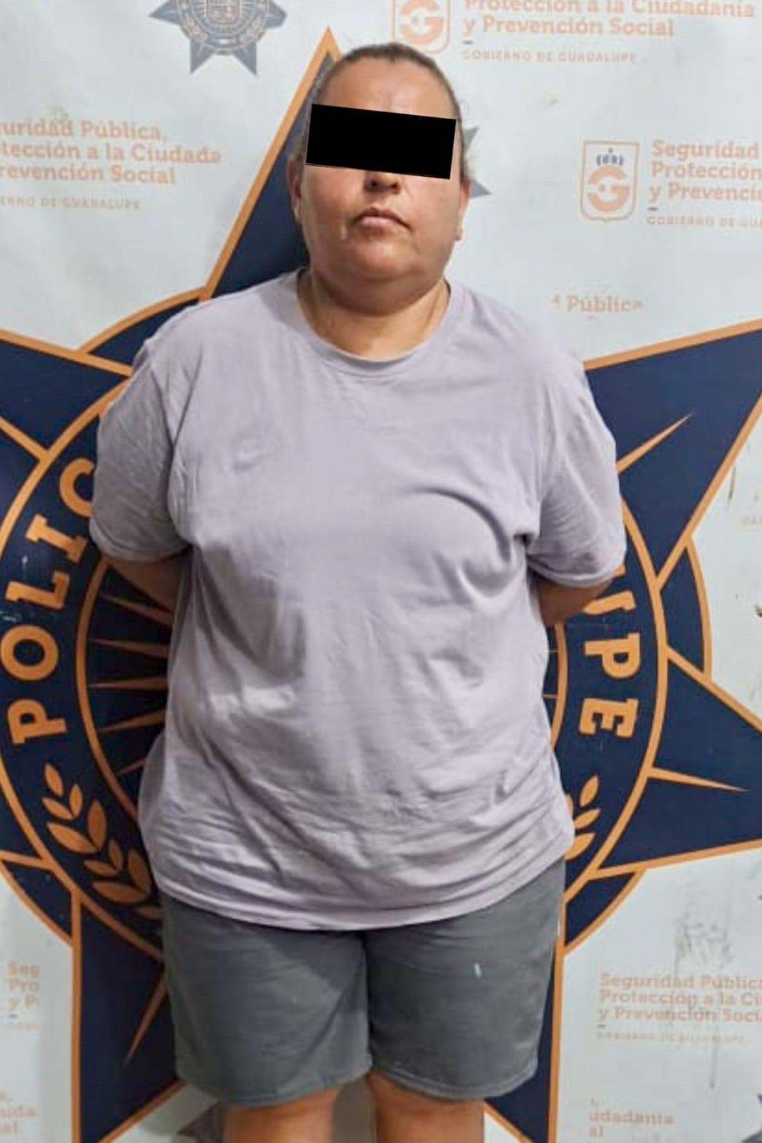 Tras el reporte de un caso de violencia familiar, policías de Guadalupe detuvieron a una mujer que atacó a golpes a su pareja, quien también es mujer, tras presuntamente encontrar una conversación con su ex en el celular.