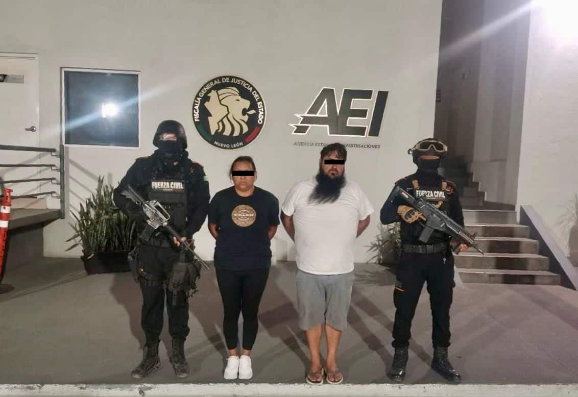 Tras una persecución, dos presuntos integrantes de un grupo delictivo en posesión de 60 mil pesos y droga, fueron arrestados por elementos del grupo de Grupo de Coordinación Metropolitana en la Autopista a Reynosa, municipio de Cadereyta.