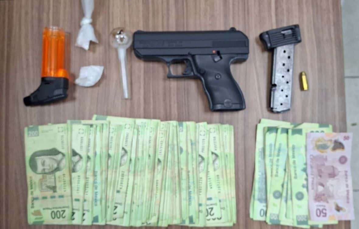 El conductor de un camión de carga quedó detenido por elementos de Fuerza Civil, luego de que al ser interceptado le encontraron un arma de fuego, droga y seis mil pesos en efectivo, el martes en el municipio de García.