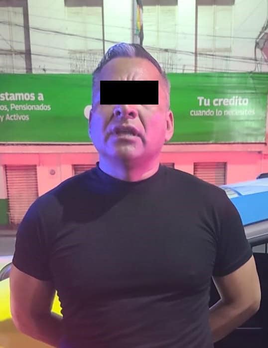 Luego de presuntamente agredir a patadas a un masculino que le pidió una moneda para el transporte público, un hombre fue detenido por oficiales de la Policía de Monterrey, en el centro de la ciudad.