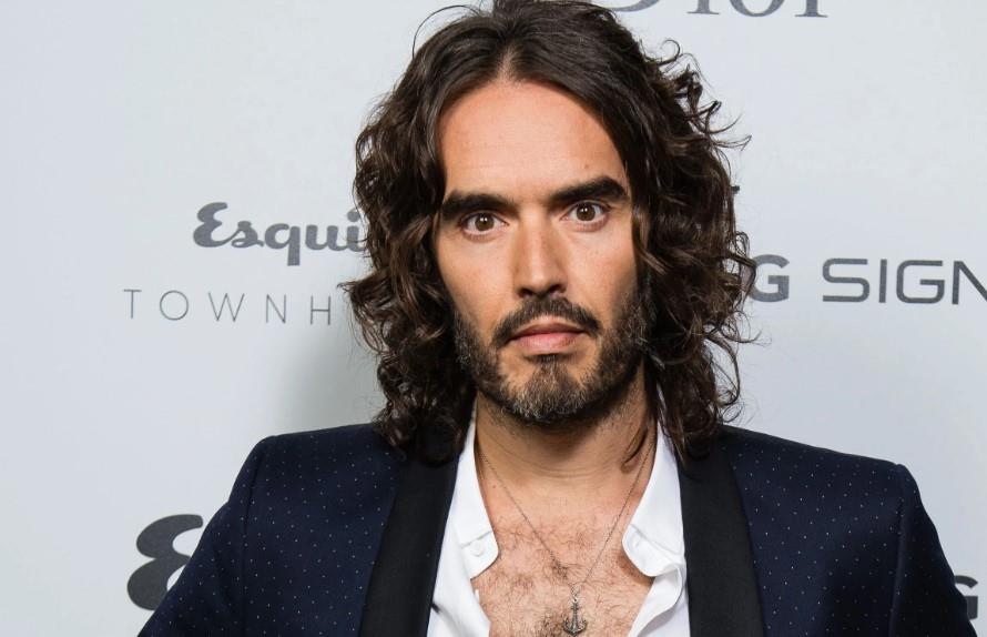 Se declara inocente Russell Brand de cuatro delitos sexuales