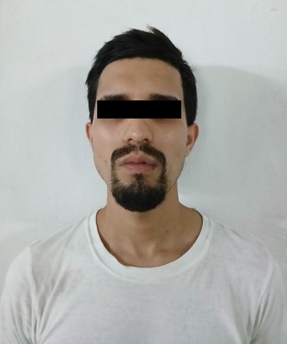 Elementos de la policía preventiva de Santa Catarina, lograron la detención de un hombre que portaba un arma de fuego de uso exclusivo del ejército mexicano.