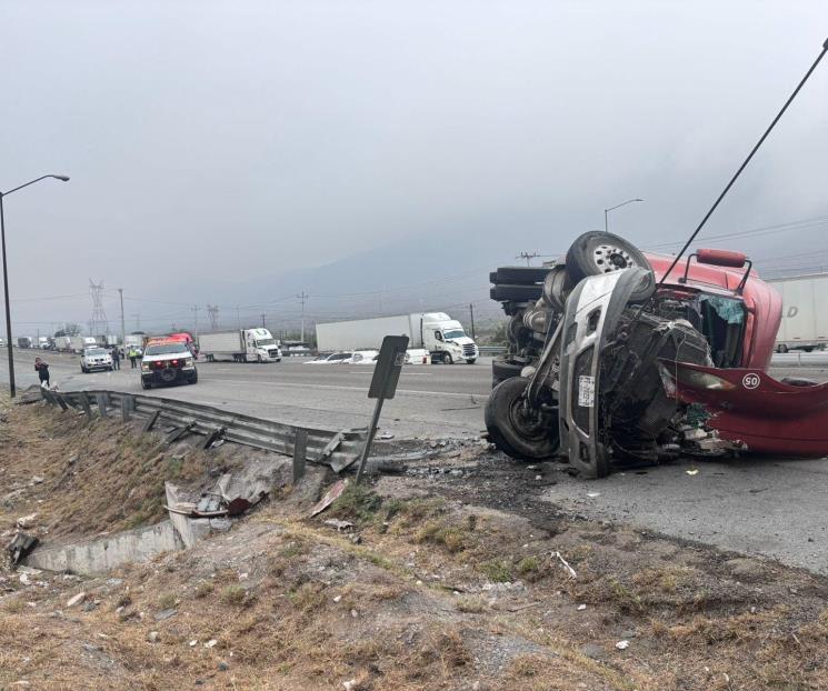 Provoca volcadura de tráiler cierre de la Carretera Saltillo-Mty Provoca volcadura de tráiler cierre de la Carretera Saltillo-Mty