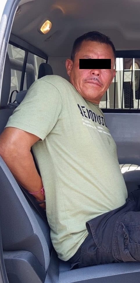 Cuando presuntamente manejaba una camioneta con placas colgadas, un hombre fue detenido por oficiales de la Policía de Monterrey, encontrándole seis baterías de diversas marcas y un alternador, en la colonia Villa Cumbres.