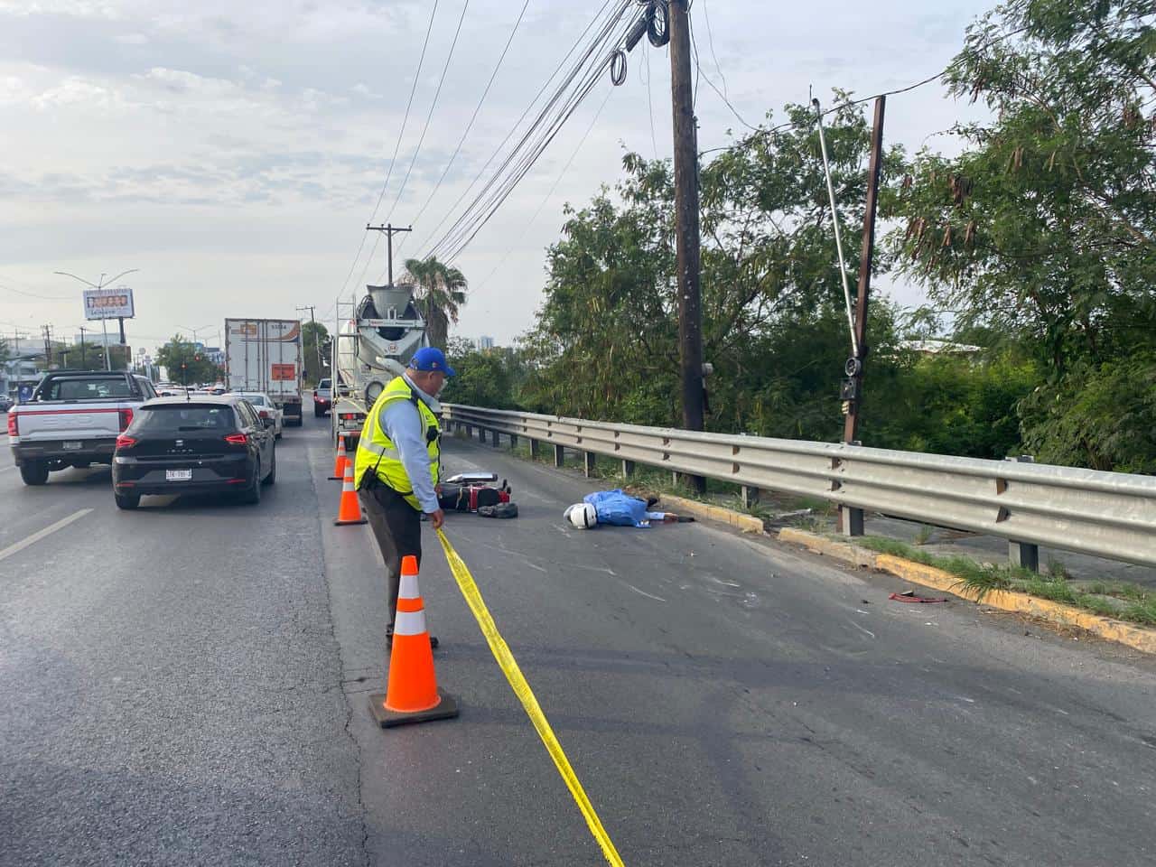 El acompañante de un motociclista murió luego de que el vehículo frágil se estrellara contra una revolvedora, al sur de Monterrey.
