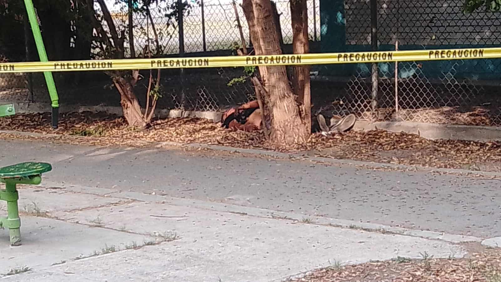 Una intensa movilización policiaca se registró en el sector Solidaridad, al reportarse el hallazgo de un hombre sin vida, frente a una plaza ubicada cerca de un Jardín de Niños.