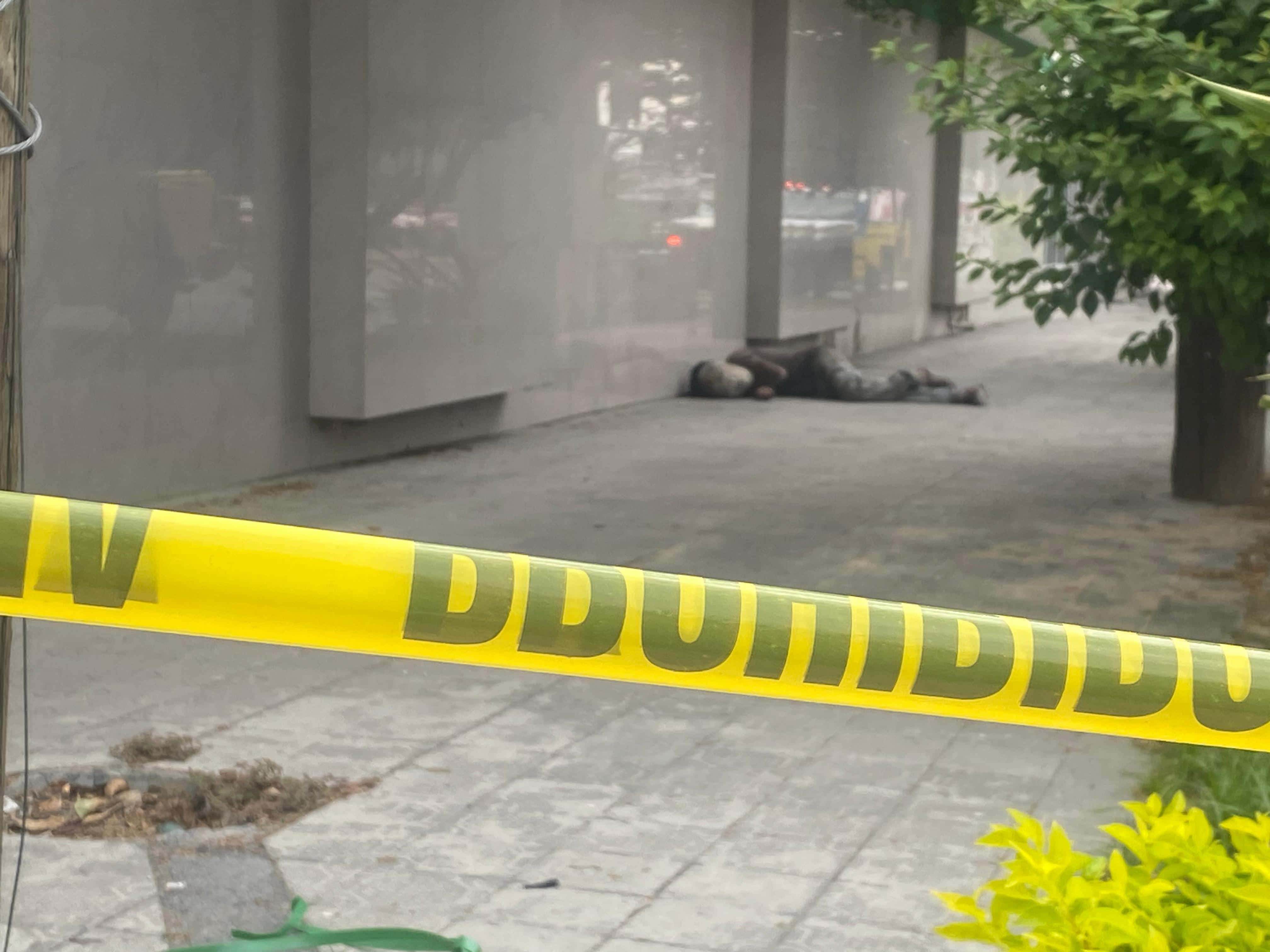Un hombre que vivía en condiciones de calle, fue encontrado asesinado de un golpe en la cabeza con una roca, en calles de la Colonia Industrial de Monterrey.