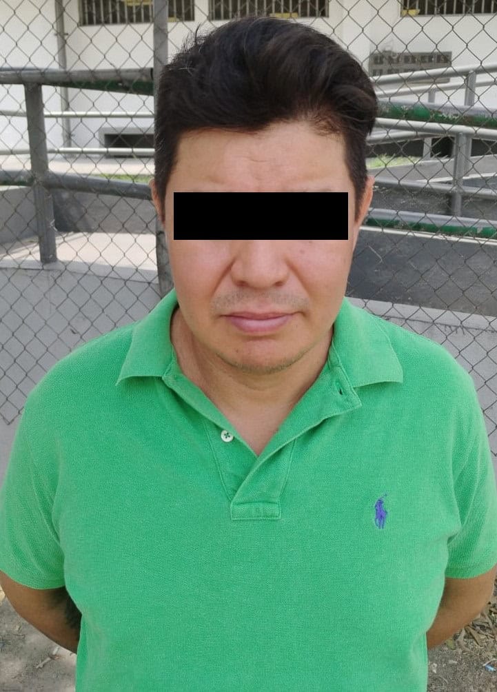 Por presuntamente ir manejando una camioneta con reporte de robo, un hombre fue detenido por oficiales del Grupo Motorizado de la Policía de Monterrey, en la colonia Vista Hermosa.