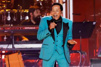 Demanda Smokey Robinson por difamación a exempleadas que lo acusaron