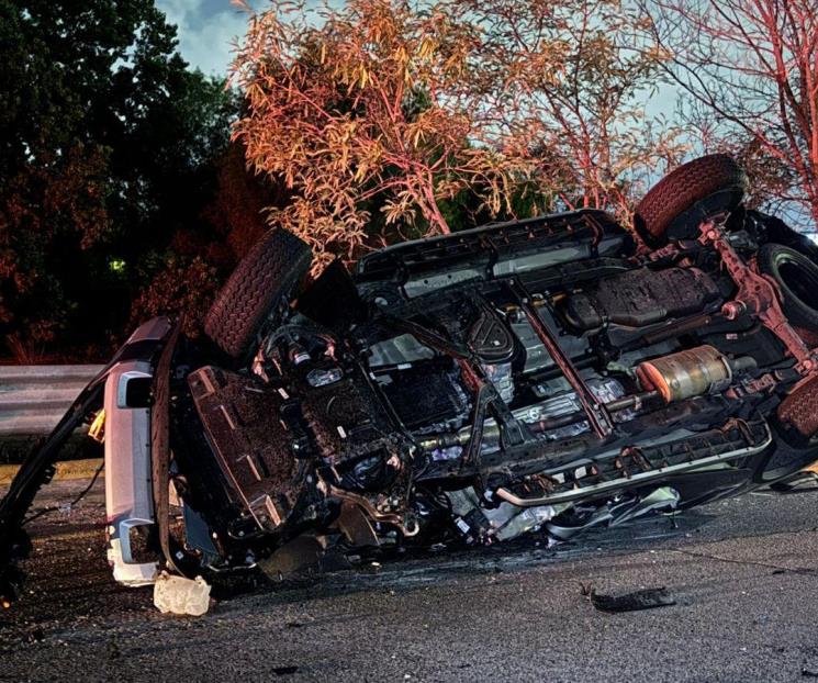 Vuelca camioneta tras choque